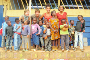 Volunteer with a group of local Cammeronian kids 