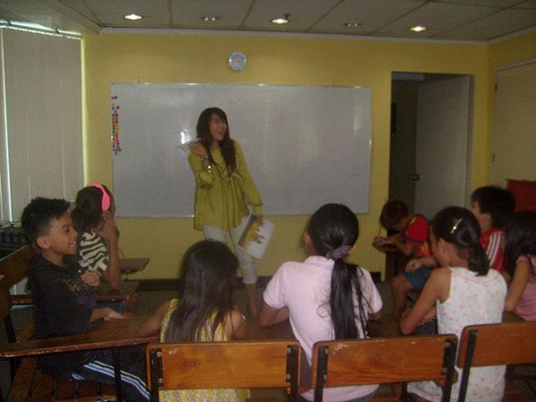 ITTT TEFL Student teaching her students in Cebu, Philippines