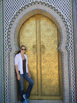 Gwyneth poses with the beautiful Moroccan architecture!