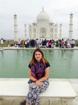 woman at taj mahal