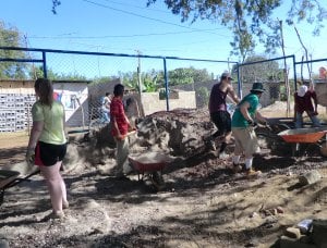 U.S. student volunteers construct a building with La Esperanza Granada