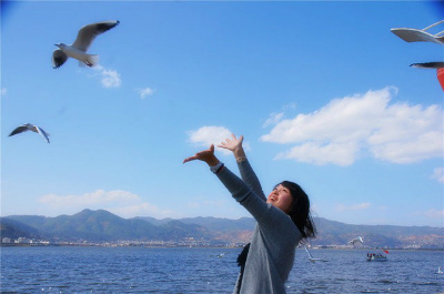 womand and birds at Tien Lake in Kunming