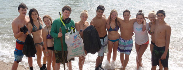 Garnett with Broadreach Fiji Shark Studies students at the beach