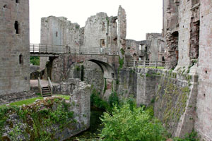 raglan castle