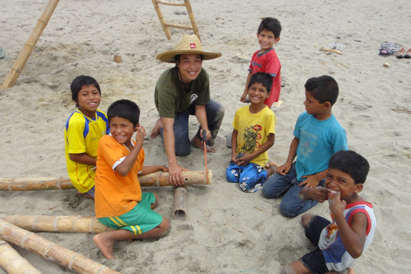 Volunteer with kids in Ecuador