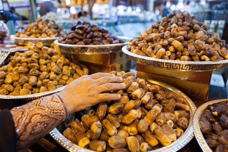 Exploring the Souks: The Peculiar Contrasts of Dubai
