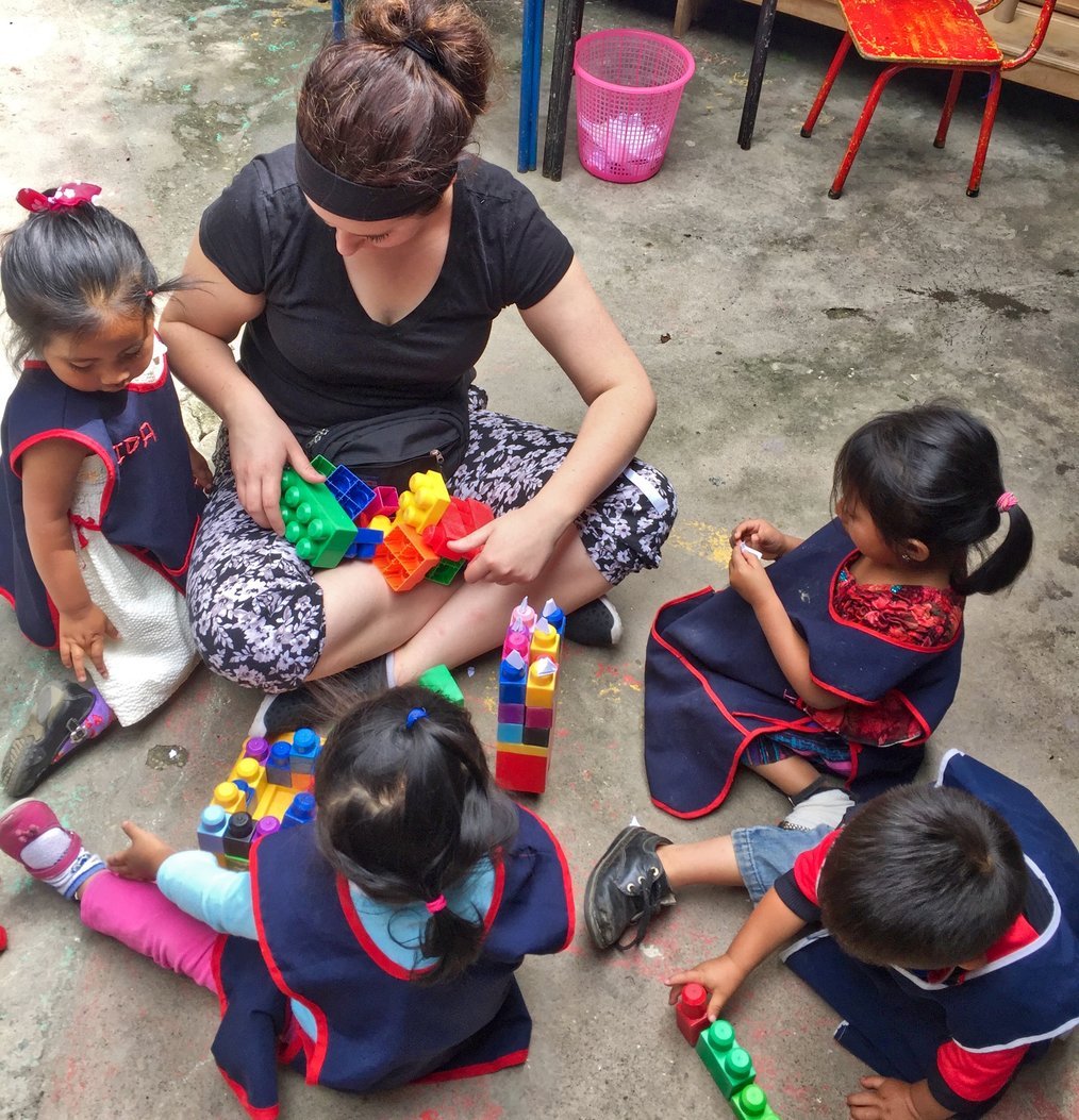 Photo by Alora M., Maximo Nivel Guatemala Alum Manage a Large Classroom of Students: Monitor Groups