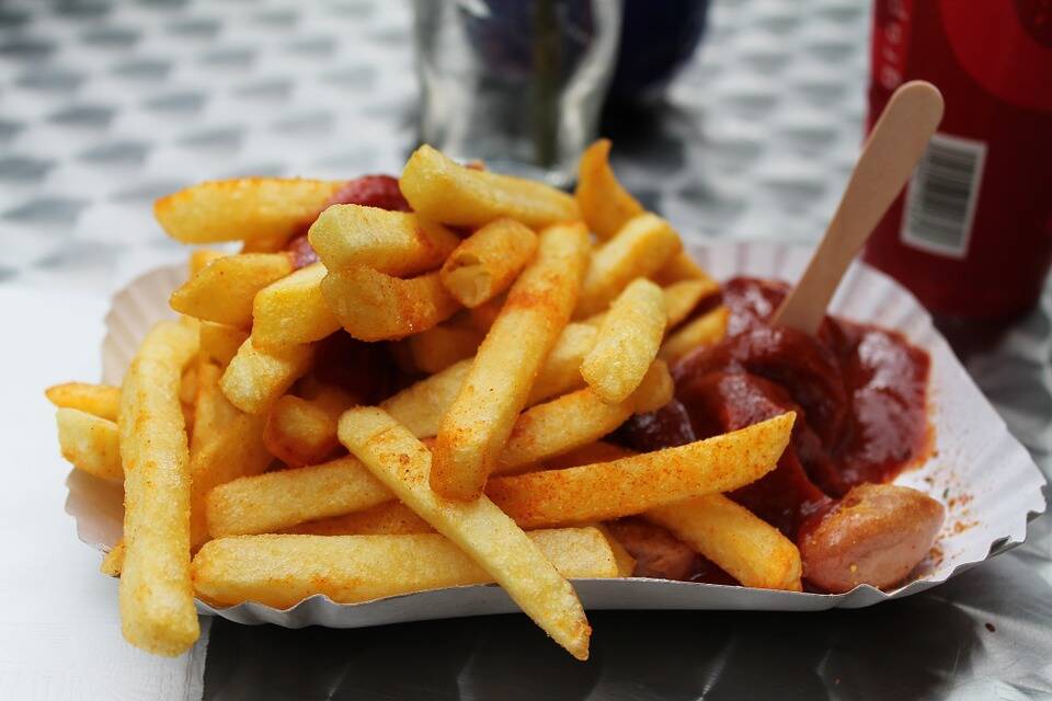 10 Must Try Foods and Drinks When Studying in Germany: Currywurst