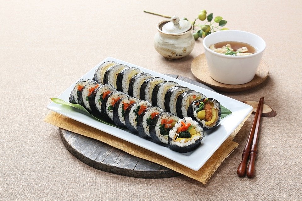Must-Try Foods & Drinks While Studying Abroad in South Korea: Gimbap