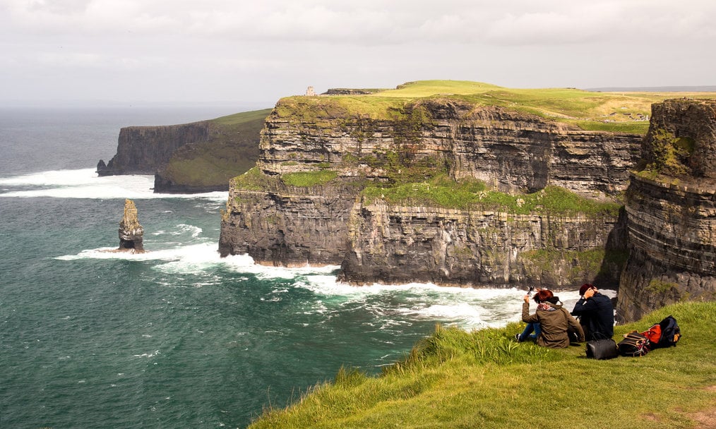 Photo credit: Andrea Schaffer via Flickr Where Should I Study Abroad: England or Ireland? Culture & Daily Life