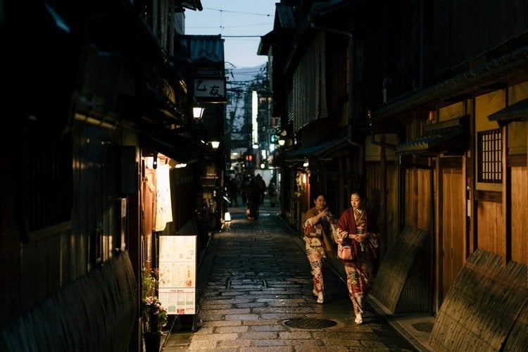Photo credit: Takahiro Taguchi via Unsplash 9 Tips for Living with a Japanese Host Family: Speak Japanese