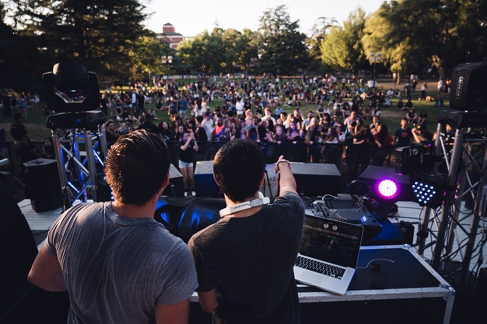 How to Stay Healthy and In Shape While Studying Abroad: Get Up and Dance