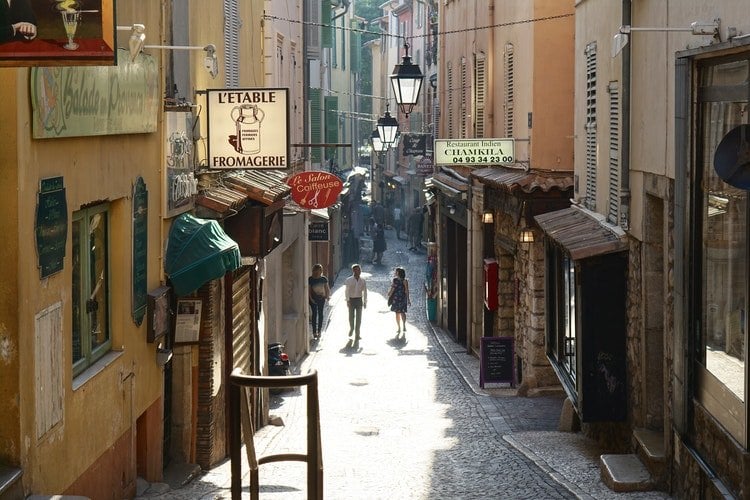 All You Need to Know About Internships Abroad in France: The Basics