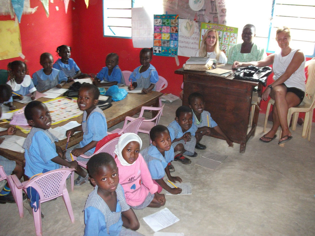 Photo credit: A Broader View Volunteers via Flickr The Pros and Cons of Volunteering Abroad With a Local Organization