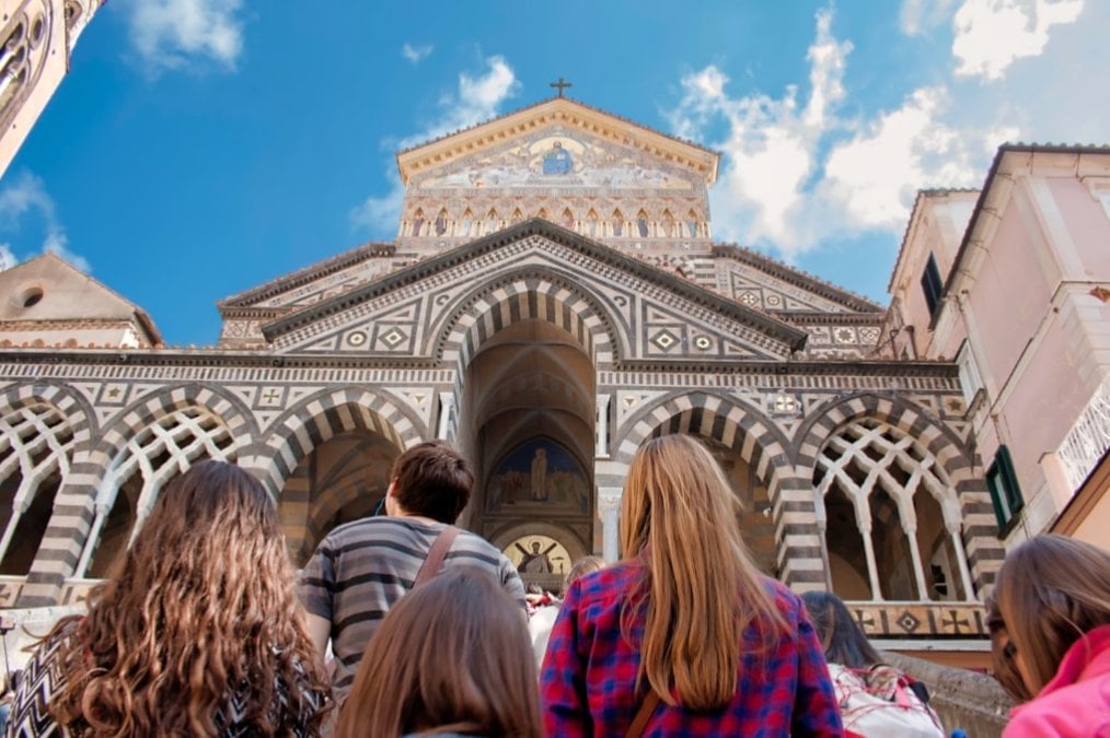 The Pros & Cons of Studying Abroad in High School: Make the Most of Opportunities