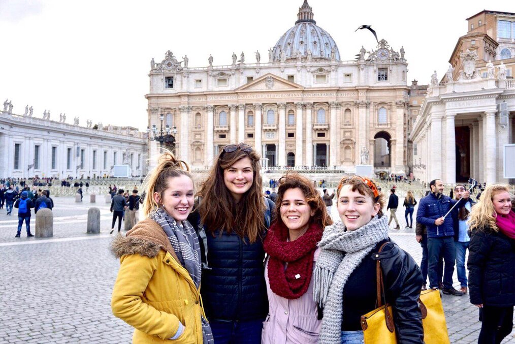 Where Should I Study Abroad in Italy: Rome or Florence?: Population, Climate, and Location