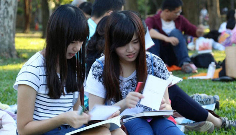 How to Prepare for Learning a Language Abroad: Befriend Native Speakers