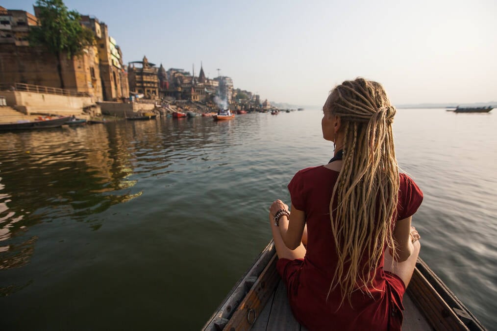 Au Pair in India: Woman on a boat in India