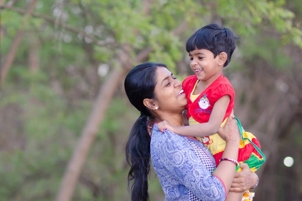 Au Pair in India: woman and child playing