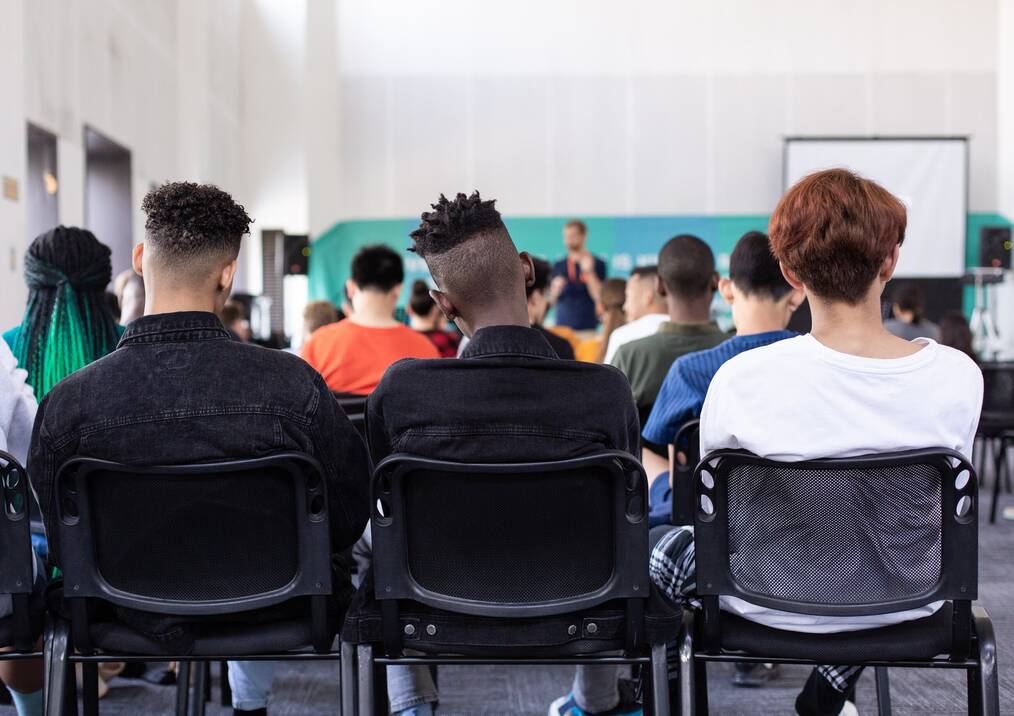 Learn a language in a classroom 