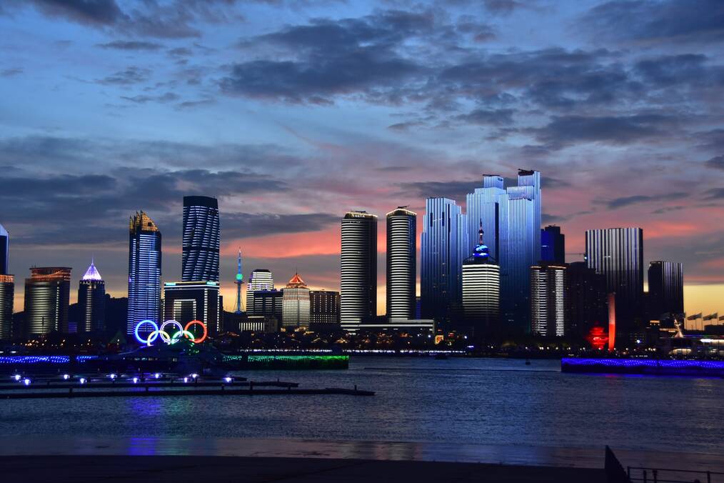 A picture of the Qingdao waterfront at night.