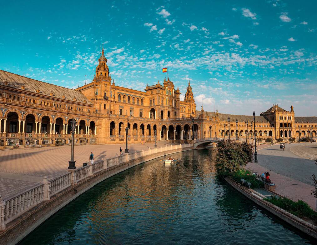 A river in the center of Sevilla.