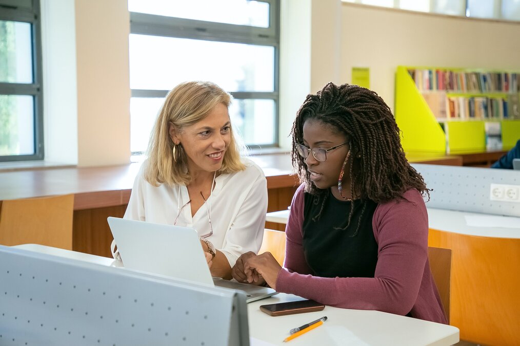 Student talking to university advisor