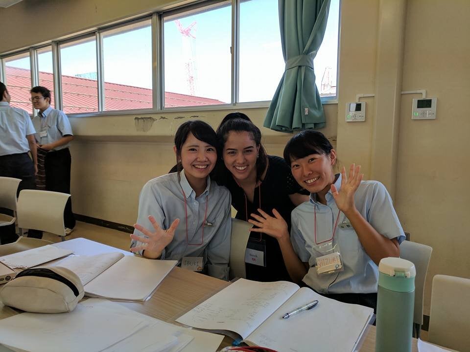 Sarah, Teach Japan GPI US Teacher smiling with 2 students