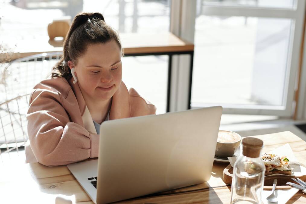 Student using laptop at coffee shop 