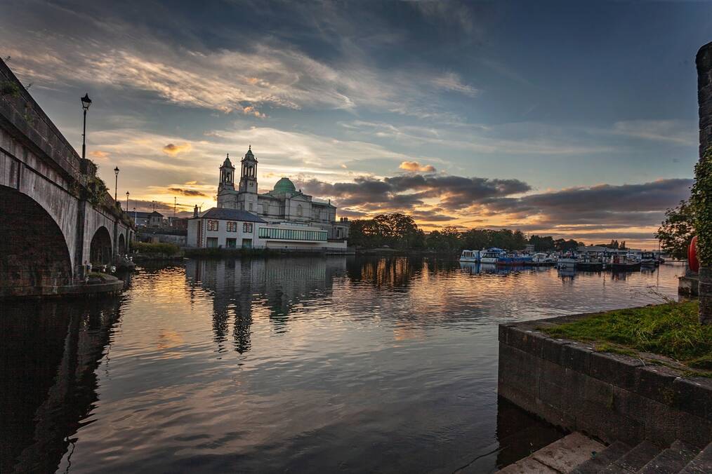 A building on a river in Athlone at night.