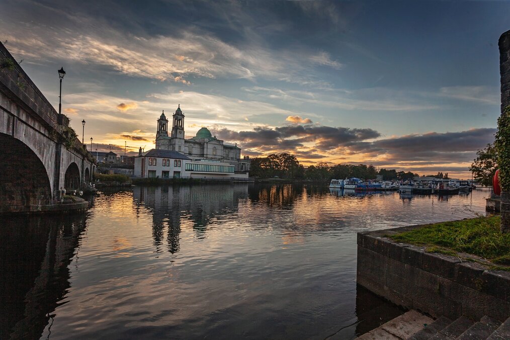 Photo by Akash Bhattacharya on Unsplash A building on a river in Athlone at night.