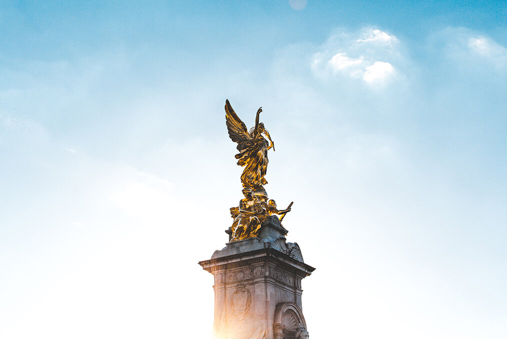 A photo of the statue atop Buckingham Palace