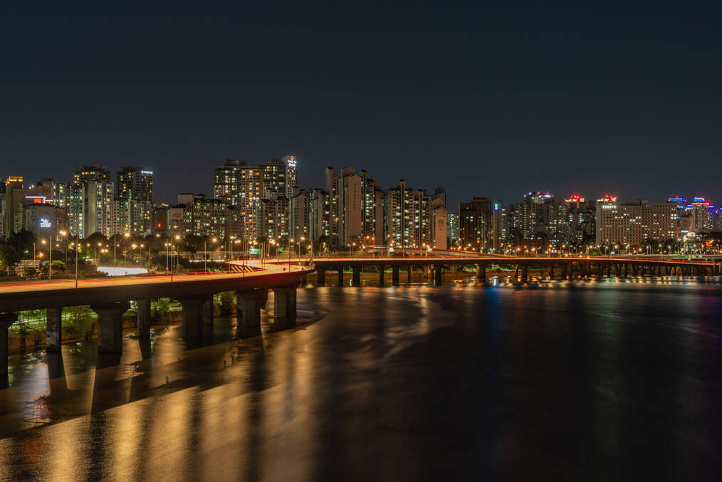 A road snaking between the city and the water in Seoul 