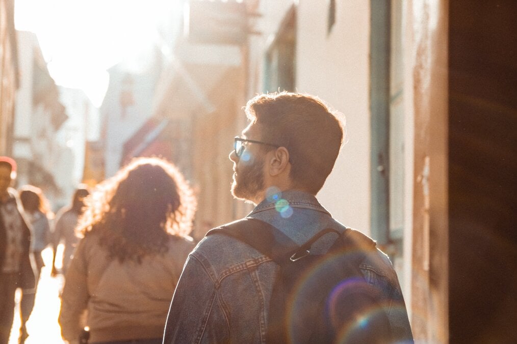 Image curtesy of Adrian Dascal, Unsplash A male teacher arriving in Dubai looking around on a sunny street