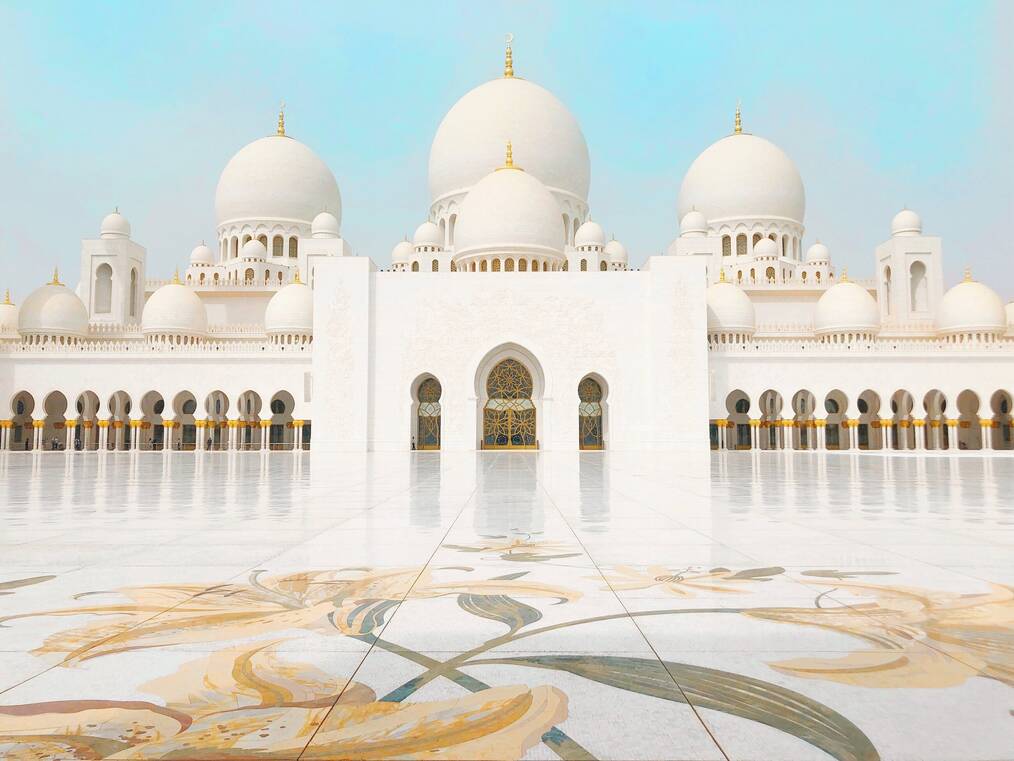 A beautiful white Sheikh Zayed Grand Mosque in Dubai