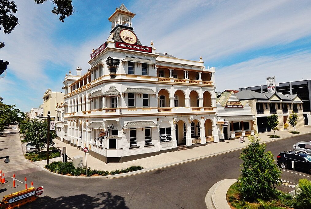 RegionalQueenslander, CC BY-SA 4.0 via Wikimedia Commons A hotel in the center of Rockhampton, Australia.