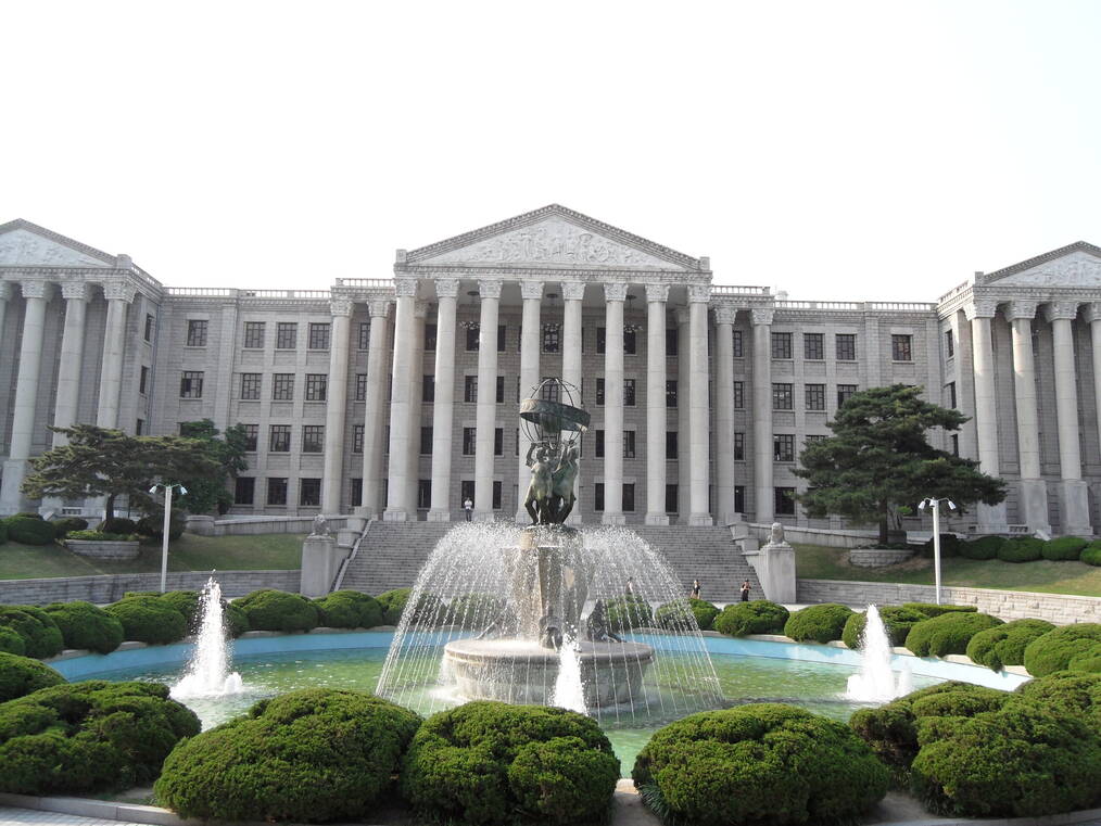 A fountain in front of a building on the Kyung Hee University.
