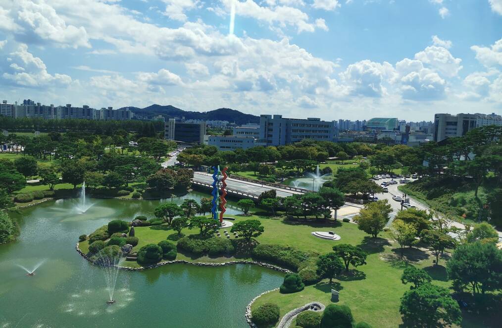 A drone view of a lake on the KAIST campus in Korea.