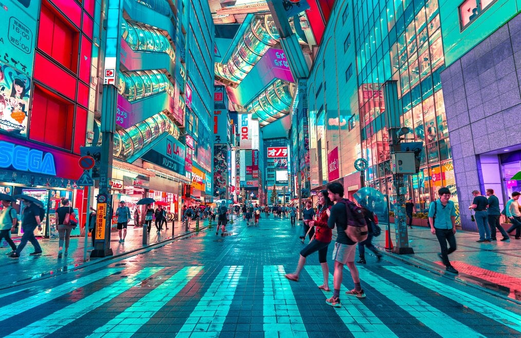 Bright Japanese streets People crossing the street in Japan