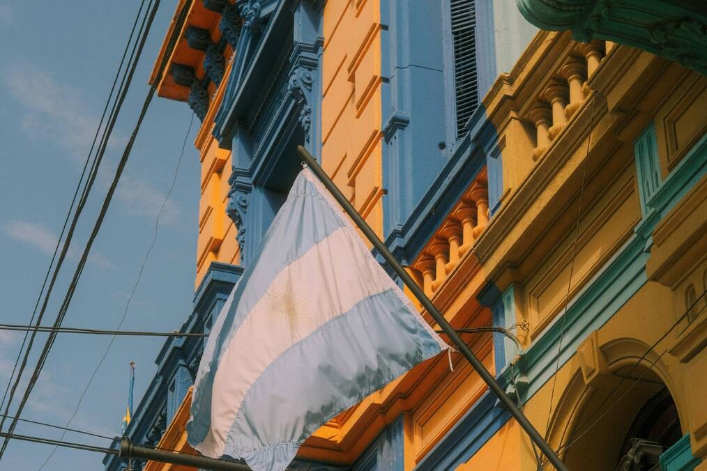 The Argentinian flag by a colorful building