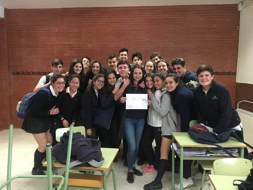 GH A group of high school students in Spain pose with their exchange student.