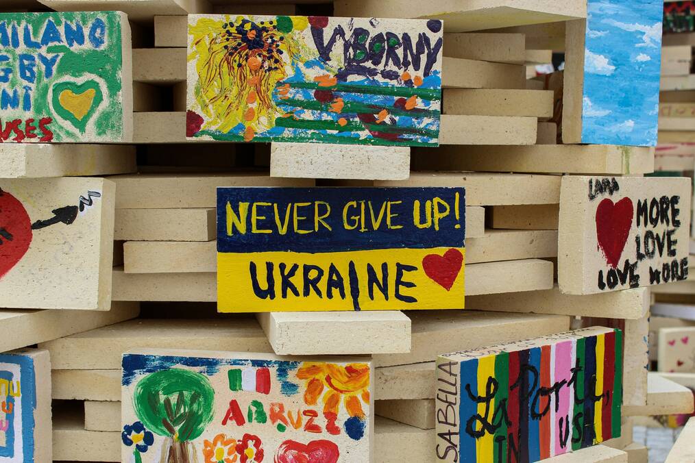 Children's art that says, "Never Give Up, Ukraine".