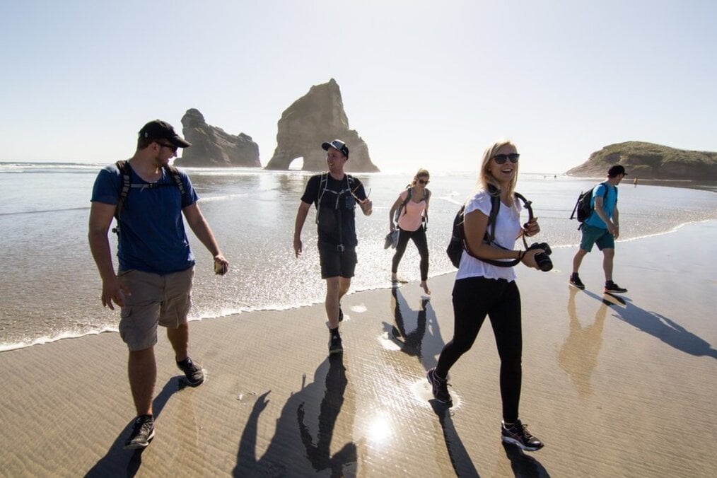 Eirik K., AUT New Zealand Friends walking on the beach