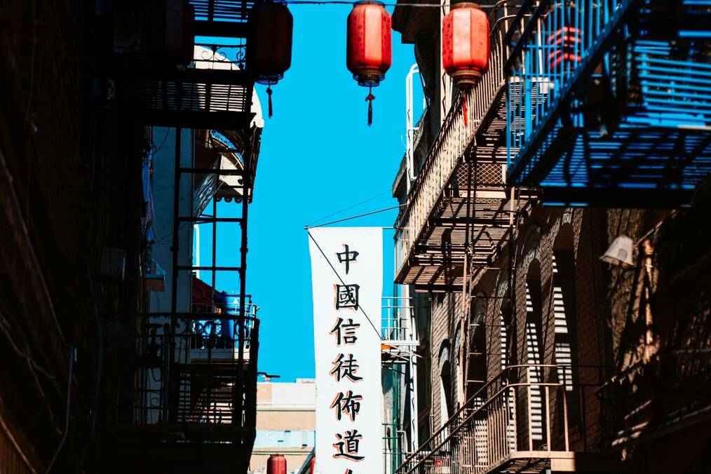 Chinese kanji on a street sign 