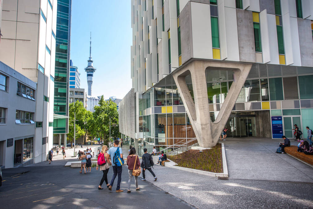 Students walking on Auckland University of Technology campus