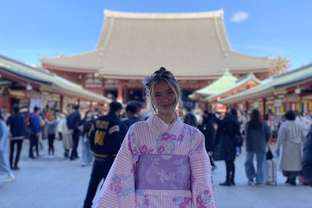 A western person wearing a kimono in an Asian palace