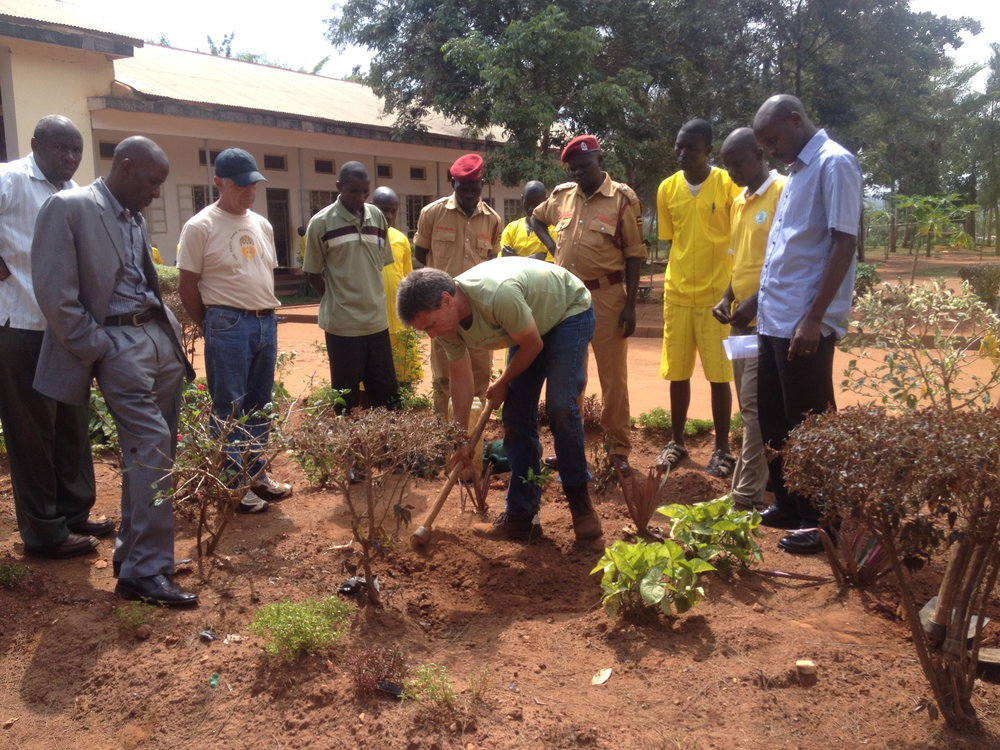Plant Fruit Trees with Families in Uganda Go Overseas