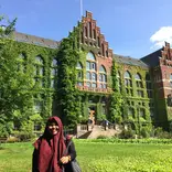 Student in front of lund university