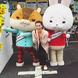 Canadian poses with characters on a Japan working holiday