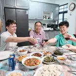 Lingoinn student homestay meal time in Chengdu